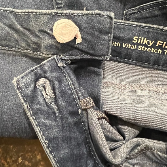 Laurie Felt Los Angeles Silky Flare with Vital Stretch Technology Jeans - Picture 7 of 15